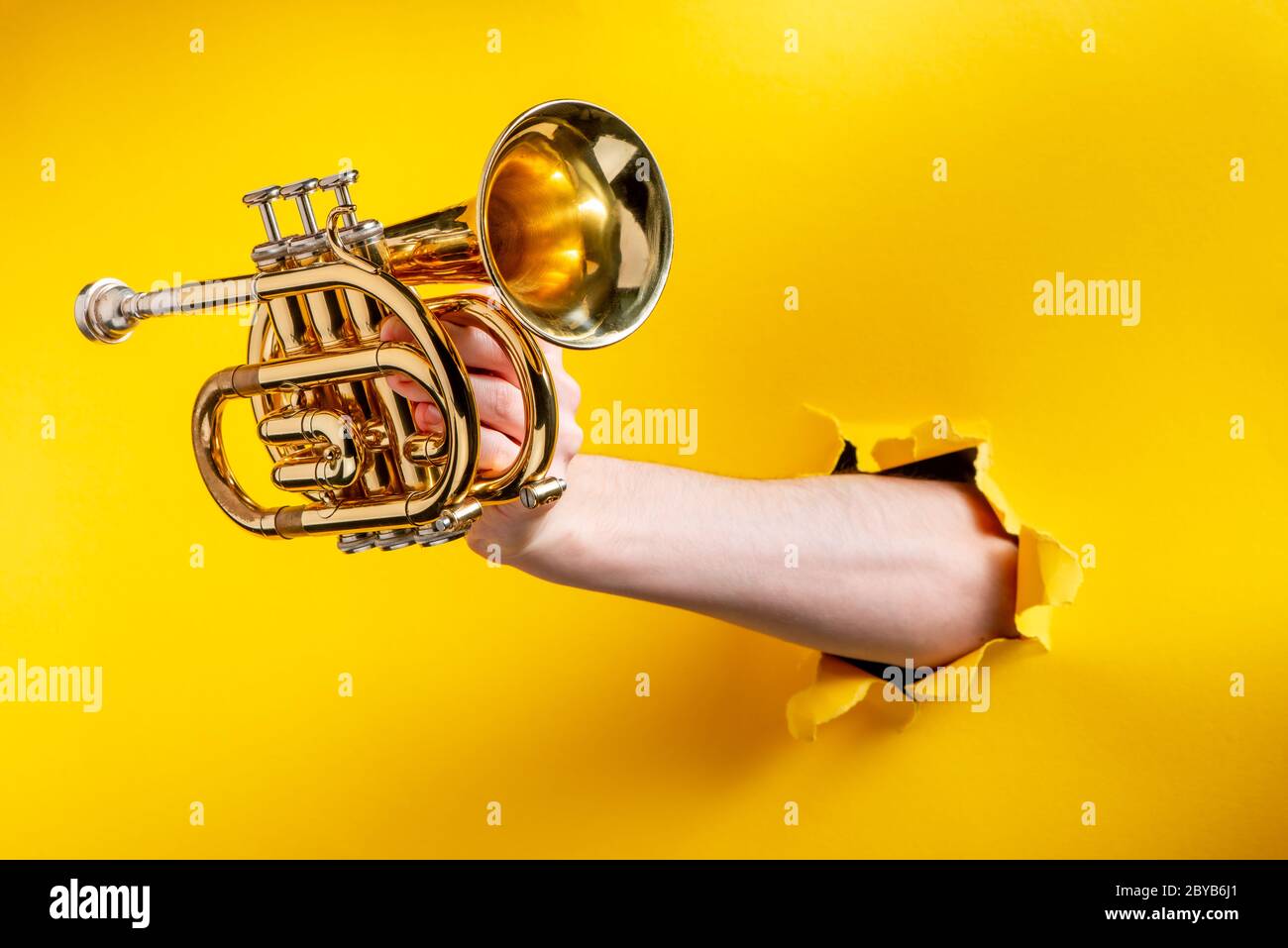 Hold trumpet horn hi-res stock photography and images - Page 2 - Alamy