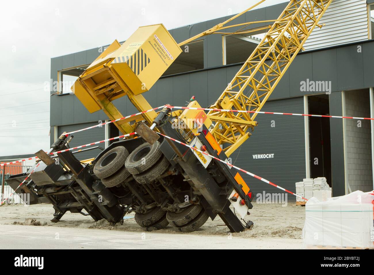 Crane falling over hires stock photography and images Alamy