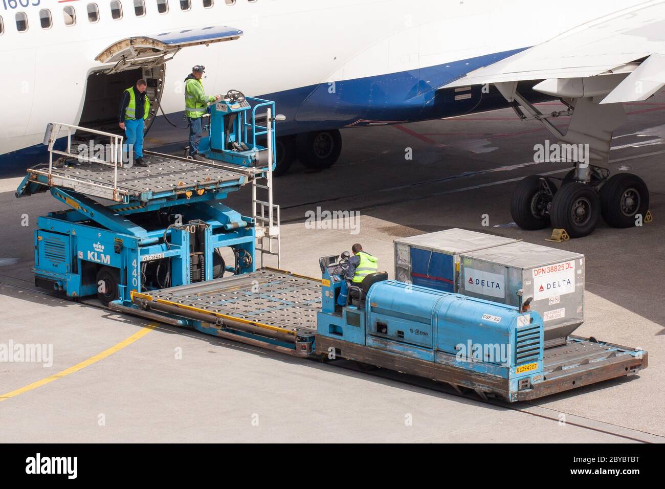 Boeing 767-332ER of Delta is being loaded Stock Photo