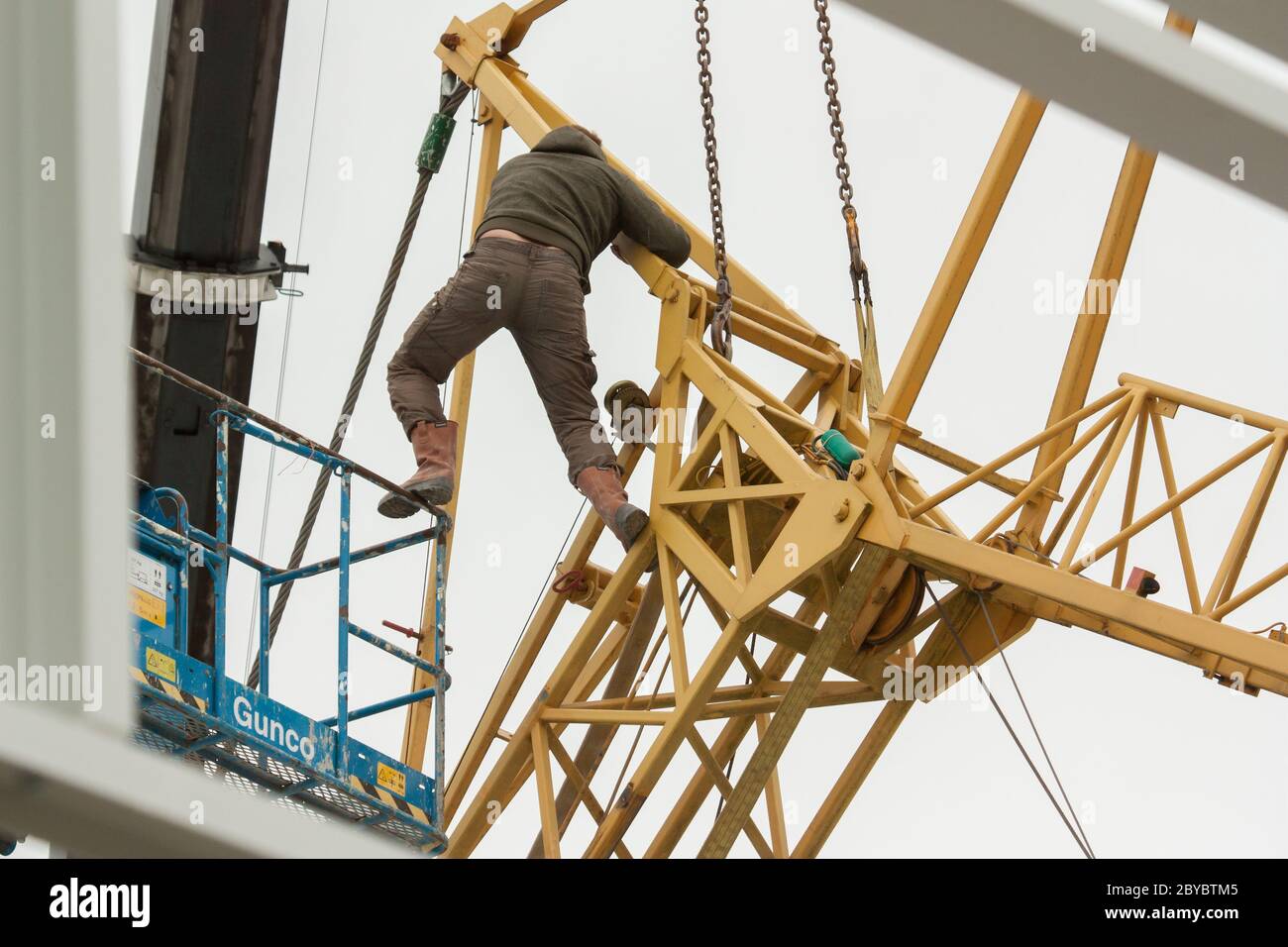 Crane falling over hires stock photography and images Alamy
