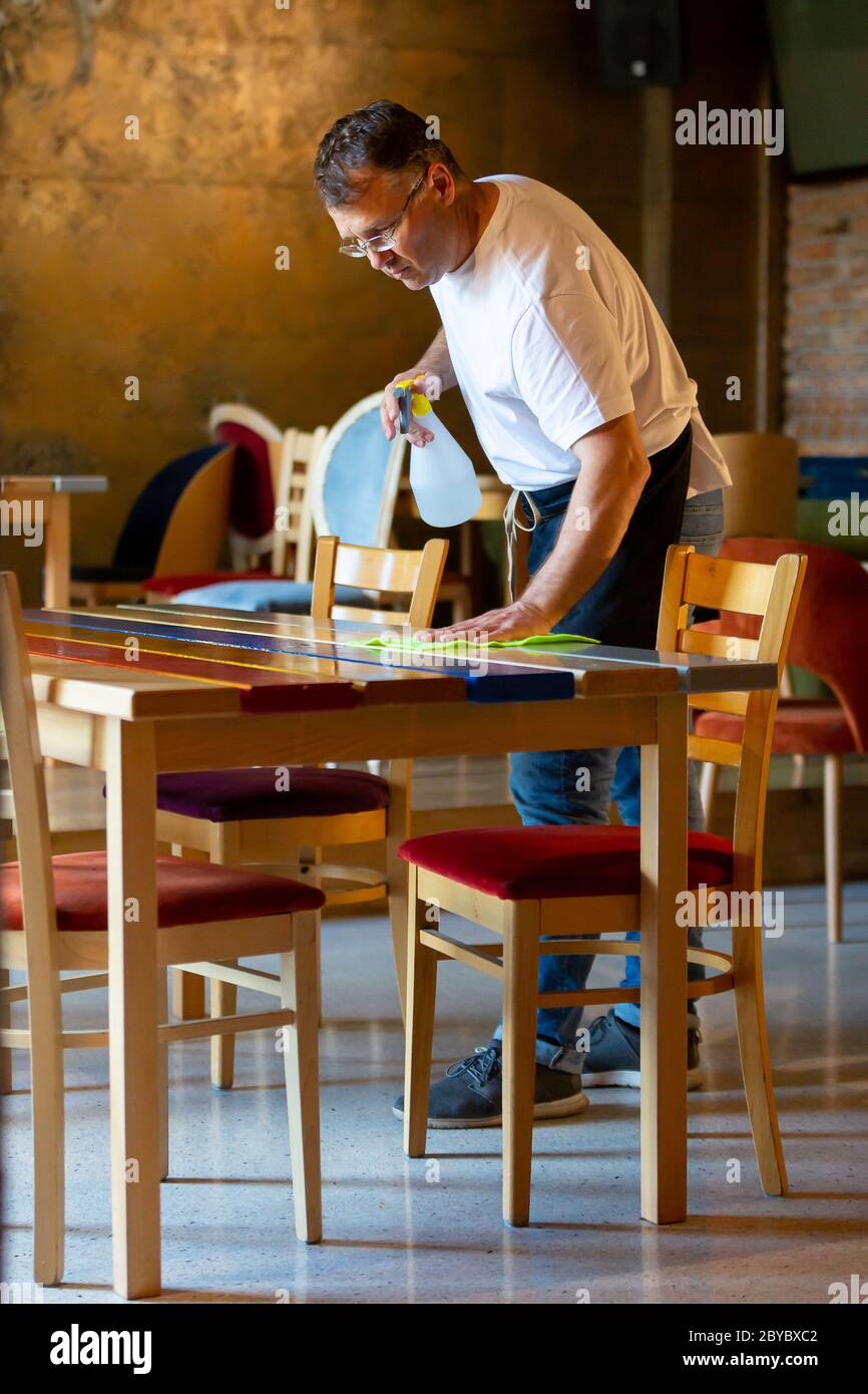 Waiter cleaning table hires stock photography and images Alamy