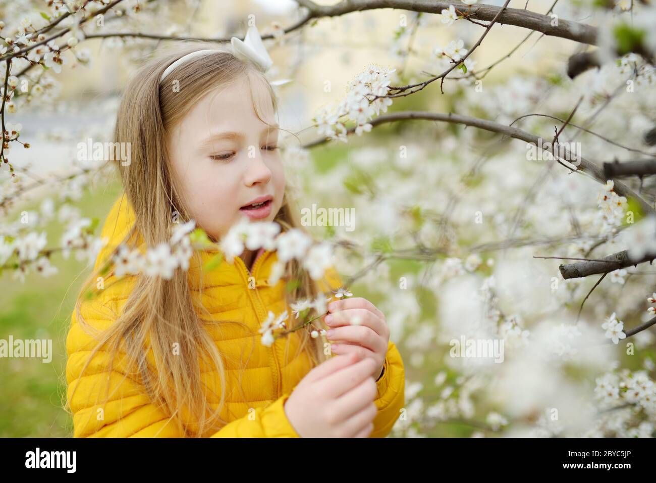 Preteen girl gardening hi-res stock photography and images - Alamy