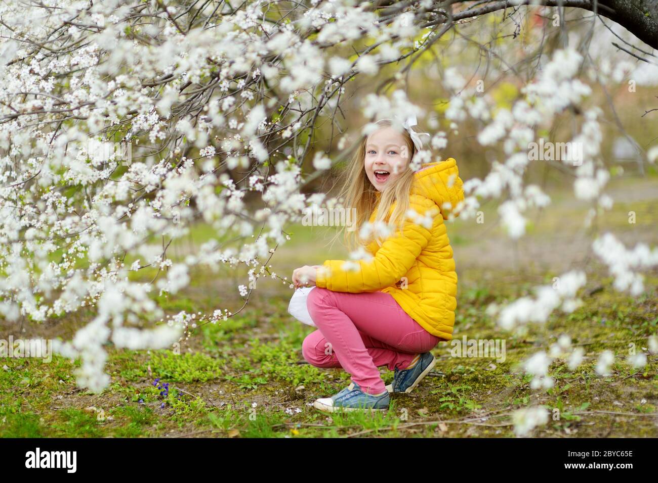 Preteen girl gardening hi-res stock photography and images - Alamy
