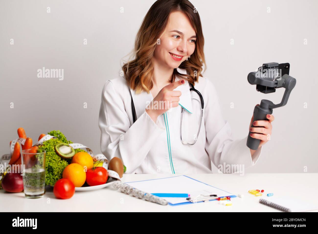 Нутрициолог 1. Диетолог. Нутрициолог 1. Фон для диетолога. Диет медсестра.