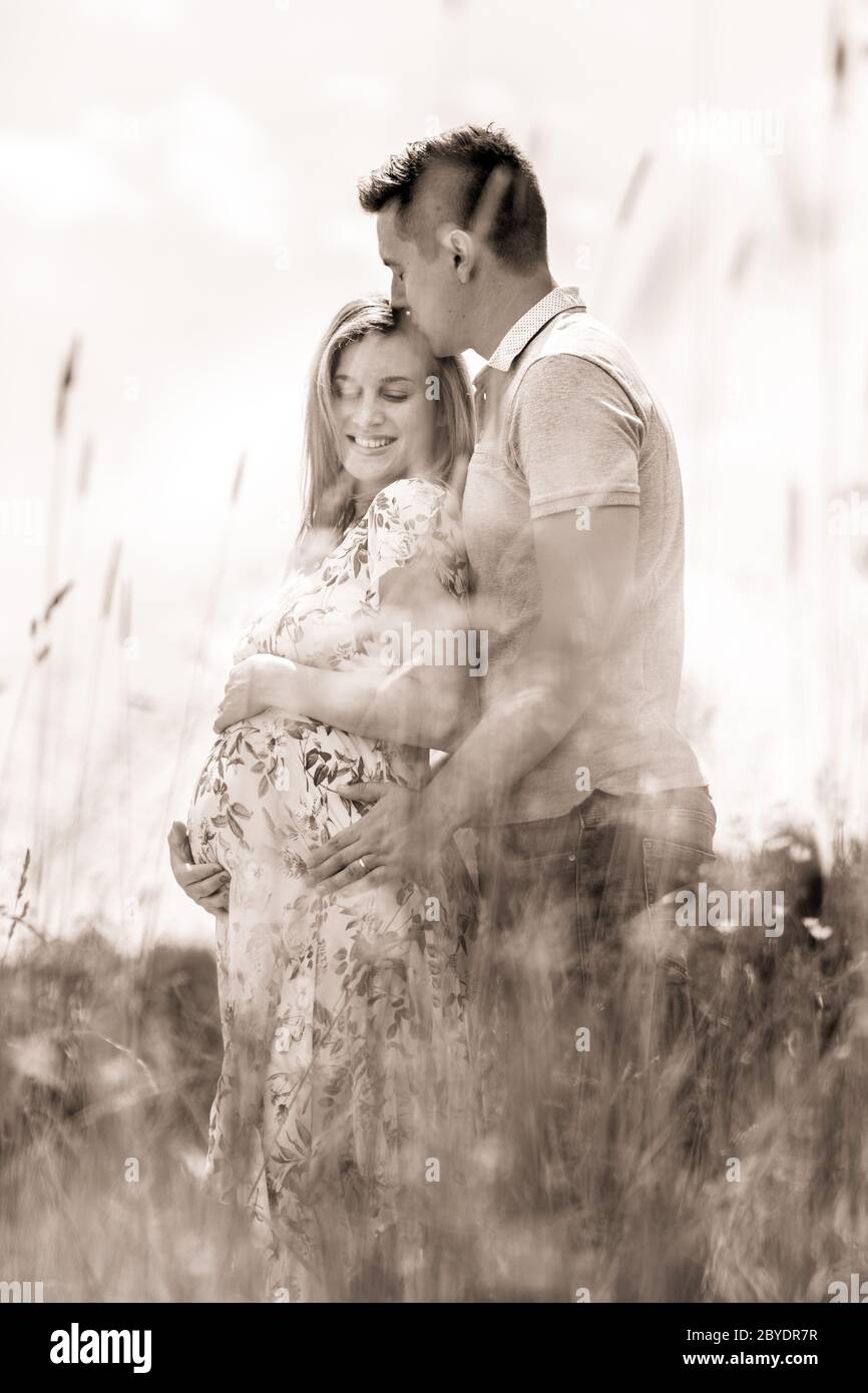 Love couple hugging in nature hi-res stock photography and images - Alamy