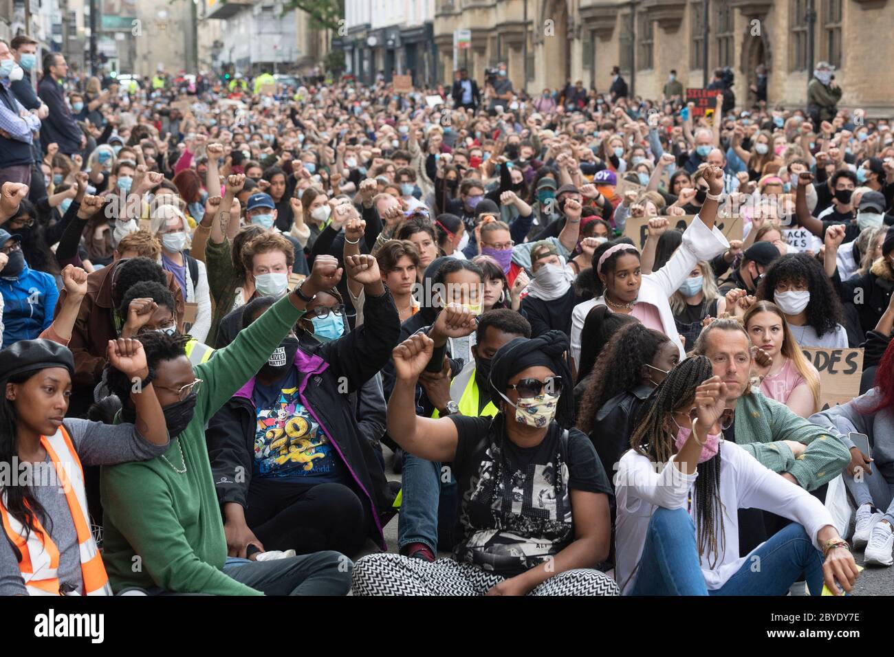 Oxford. 9th June, 2020. Demonstrators take part in a protest demanding Oxford University to remove the statue of Cecil Rhodes outside Oriel College in Oxford, Britain on June 9, 2020. According to local media, hundreds of Black Lives Matter protesters gathered in Oxford to call for a statue of Cecil Rhodes to be pulled down, following the toppling of a statue of 17th-century slave trader Edward Colston during a protest in Bristol last Sunday. Credit: Ray Tang/Xinhua/Alamy Live News Stock Photo