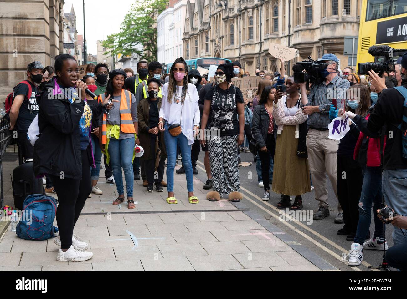 Oxford. 9th June, 2020. Demonstrators take part in a protest demanding Oxford University to remove the statue of Cecil Rhodes outside Oriel College in Oxford, Britain on June 9, 2020. According to local media, hundreds of Black Lives Matter protesters gathered in Oxford to call for a statue of Cecil Rhodes to be pulled down, following the toppling of a statue of 17th-century slave trader Edward Colston during a protest in Bristol last Sunday. Credit: Ray Tang/Xinhua/Alamy Live News Stock Photo