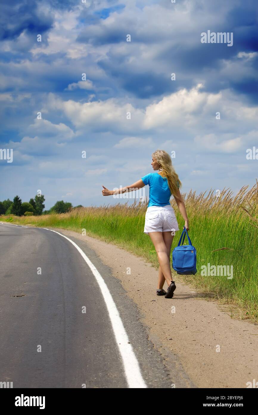 У девушки сломалась машина на трассе. Девушка голосует на дороге. Девушки обочины. Девушки легкого поведения. Девушки с трассы.