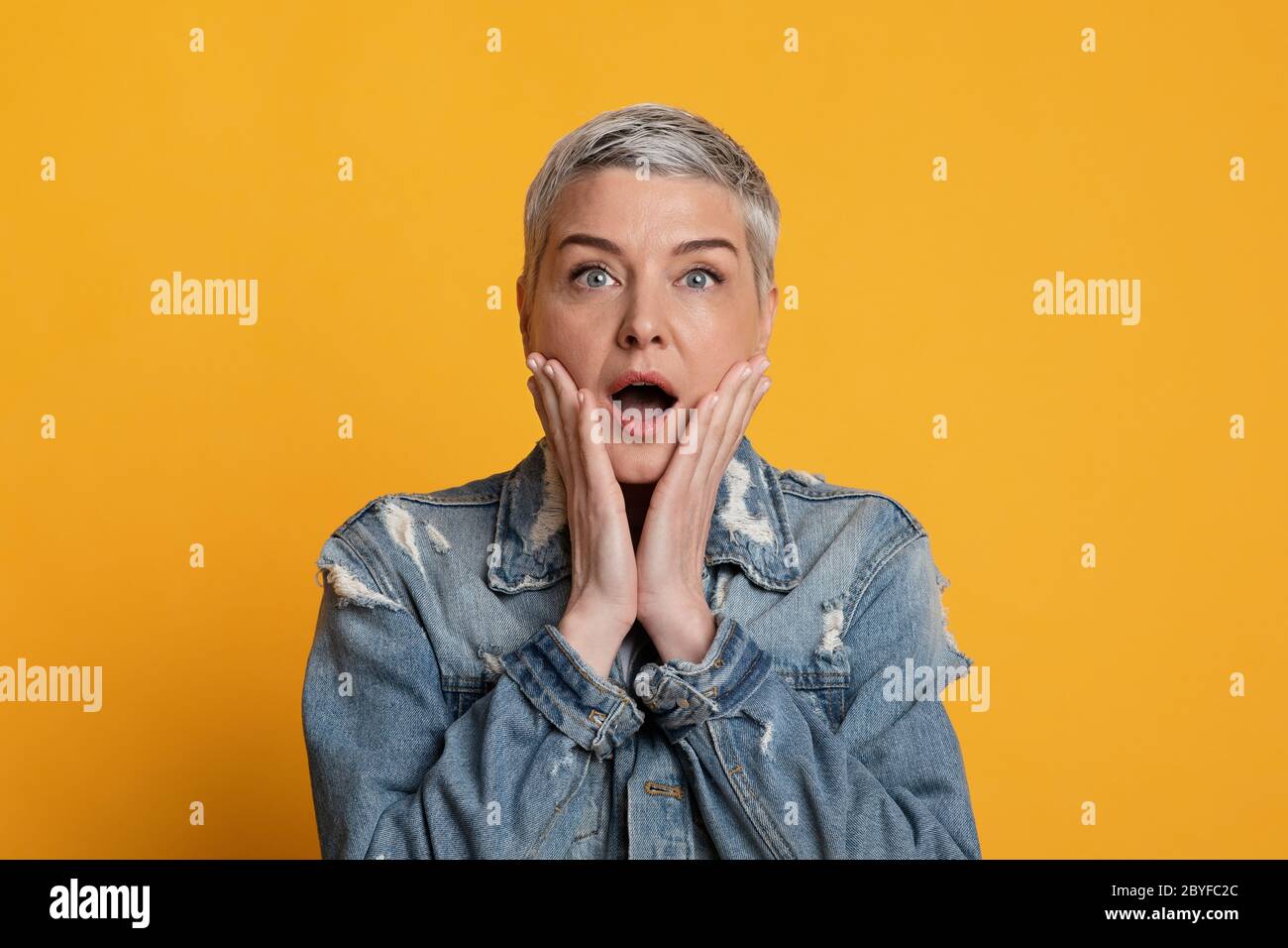 Shocked astonished woman face hi-res stock photography and images - Alamy