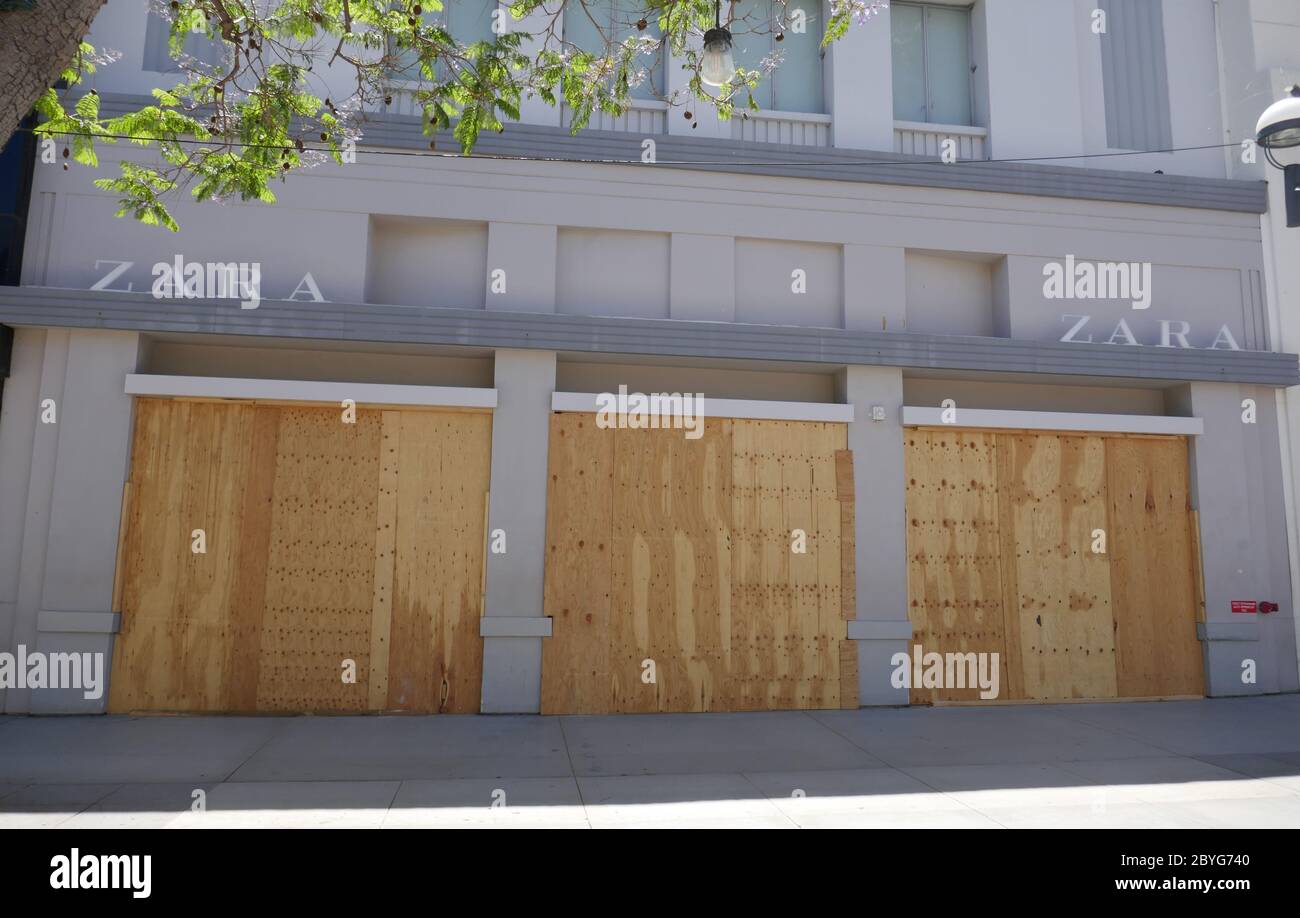 Santa Monica, California, USA 9th June 2020 A general view of atmosphere of  boarded up Zara Store at Third Street Promenade on June 9, 2020 in Santa  Monica, California, USA. Photo by
