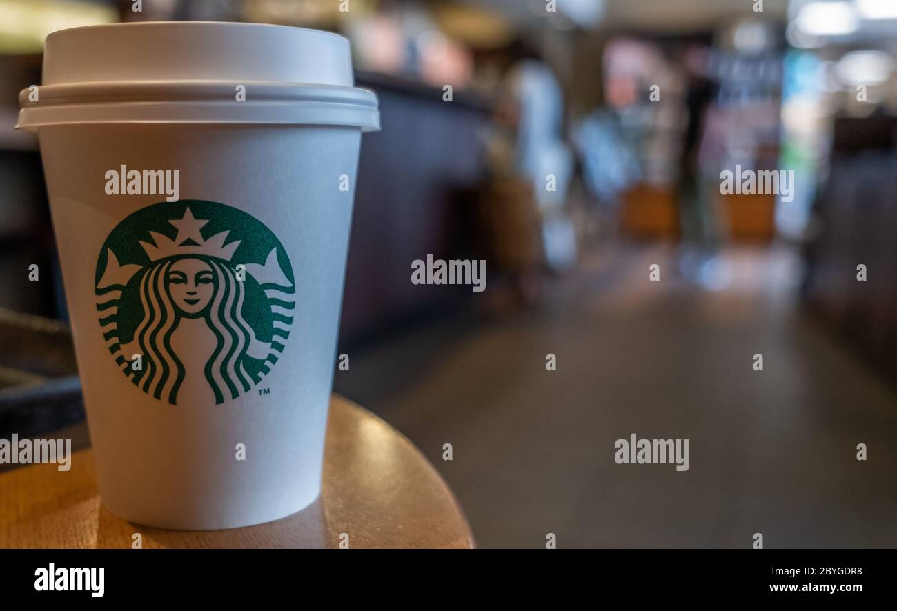 Take away paper cup coffee at Starbucks coffeehouse, Tokyo, Japan Stock ...