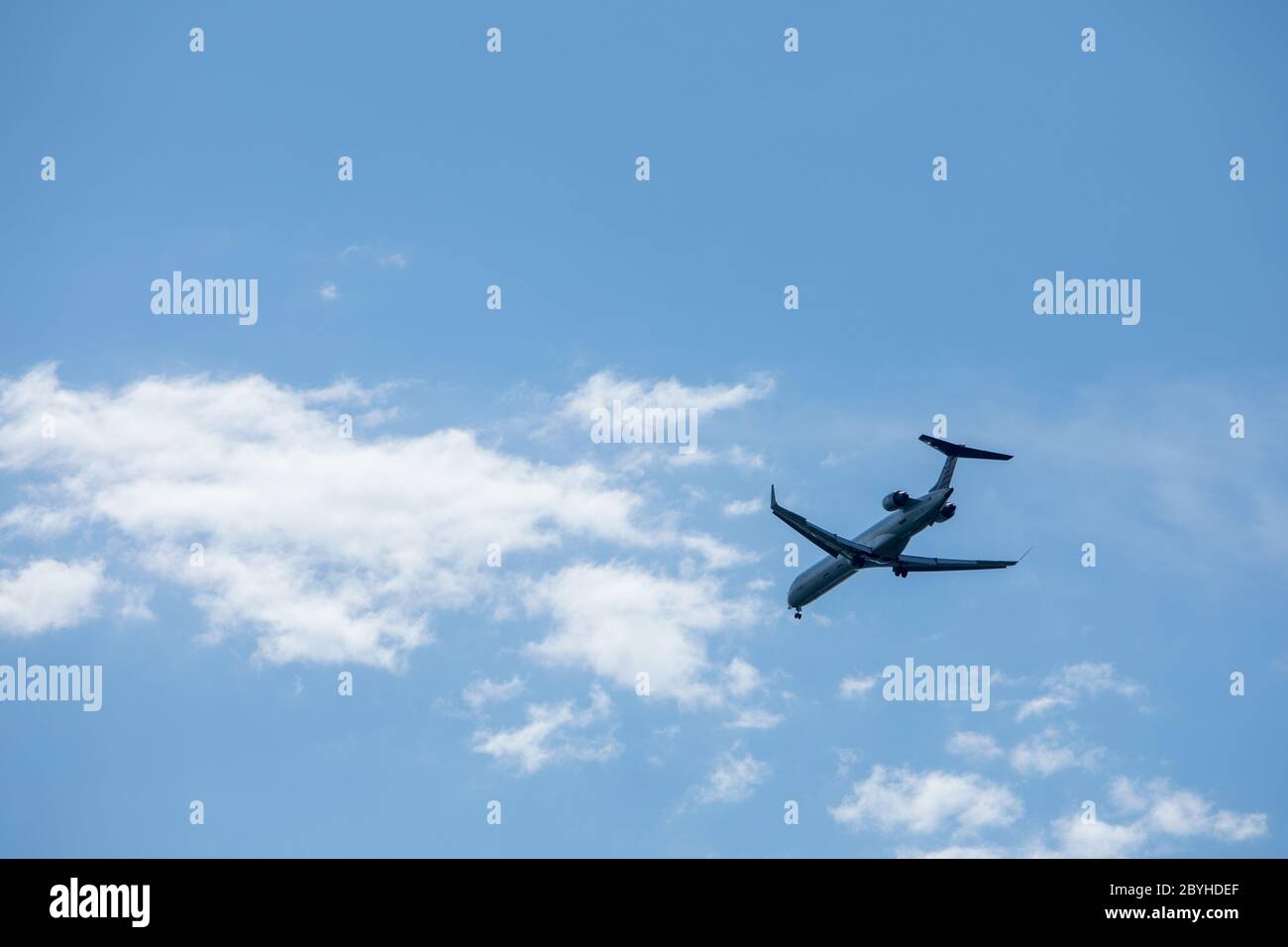 Airplane take off in slow hi-res stock photography and images - Alamy