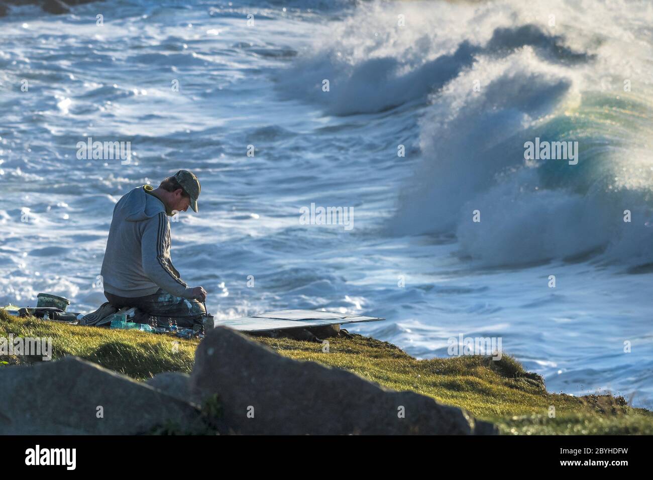 Stewart Edmondson an artist from Devon painting plein air overlooking Little Fistral in Newquay in Cornwall. Stock Photo