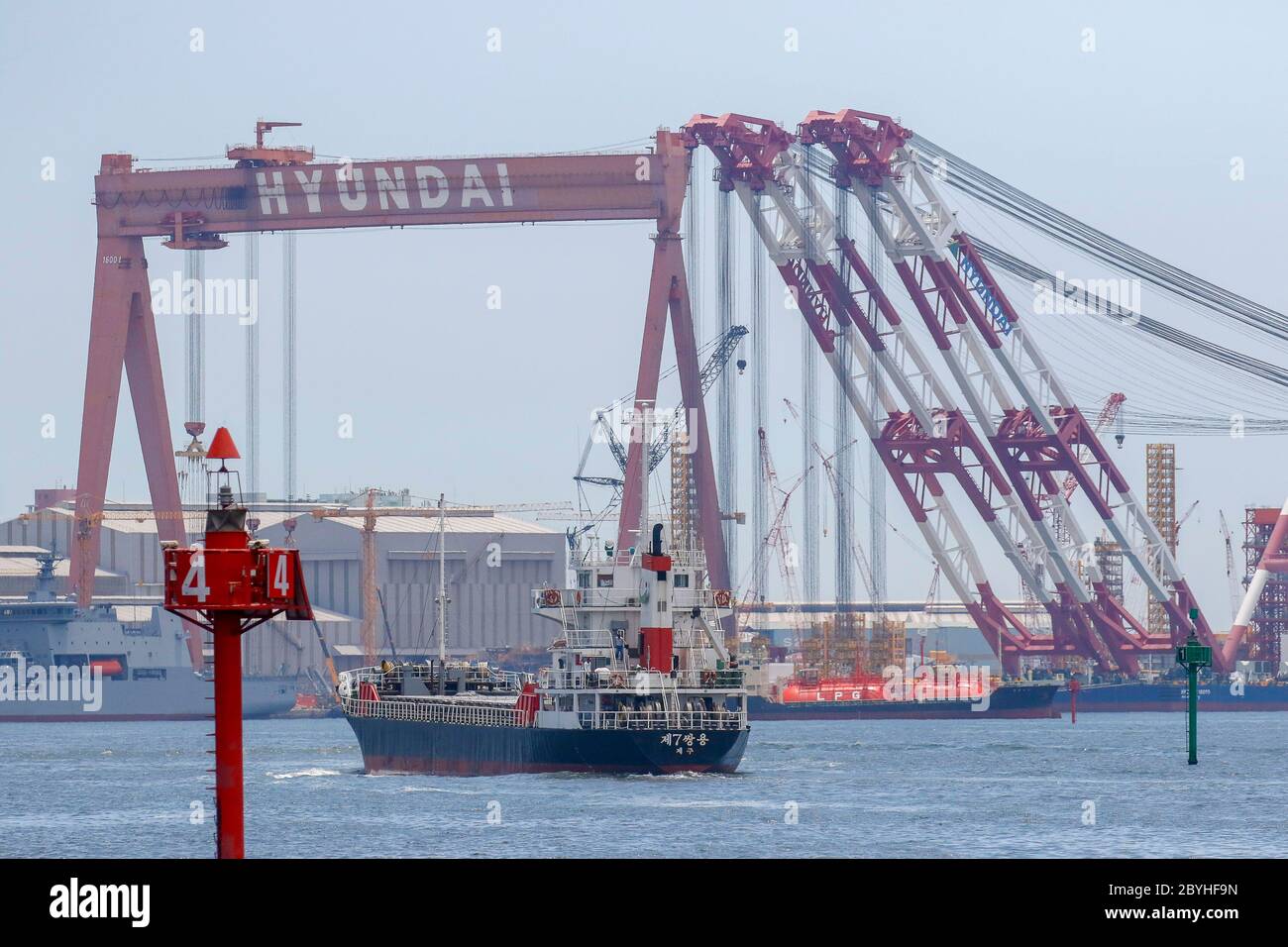 Ulsan, GYEONGNAM, SOUTH KOREA. 10th June, 2020. June 10, 2020-Geoje, South Korea- A View scene of HYUNDAI MIPO DOCKYARD in Ulsan, South Korea. Hyundai Heavy Industry Group said last may that it has won a deal from Singapore worth 195 billion won (US$157.3 million) to build three liquefied petroleum gas (LPG) carriers. Under the deal with Eastern Pacific Shipping, the vessels will be built by the group's affiliate Hyundai Mipo Dockyard Co. and are slated to be delivered starting in April 2022. Credit: Ryu Seung-Il/ZUMA Wire/Alamy Live News Stock Photo