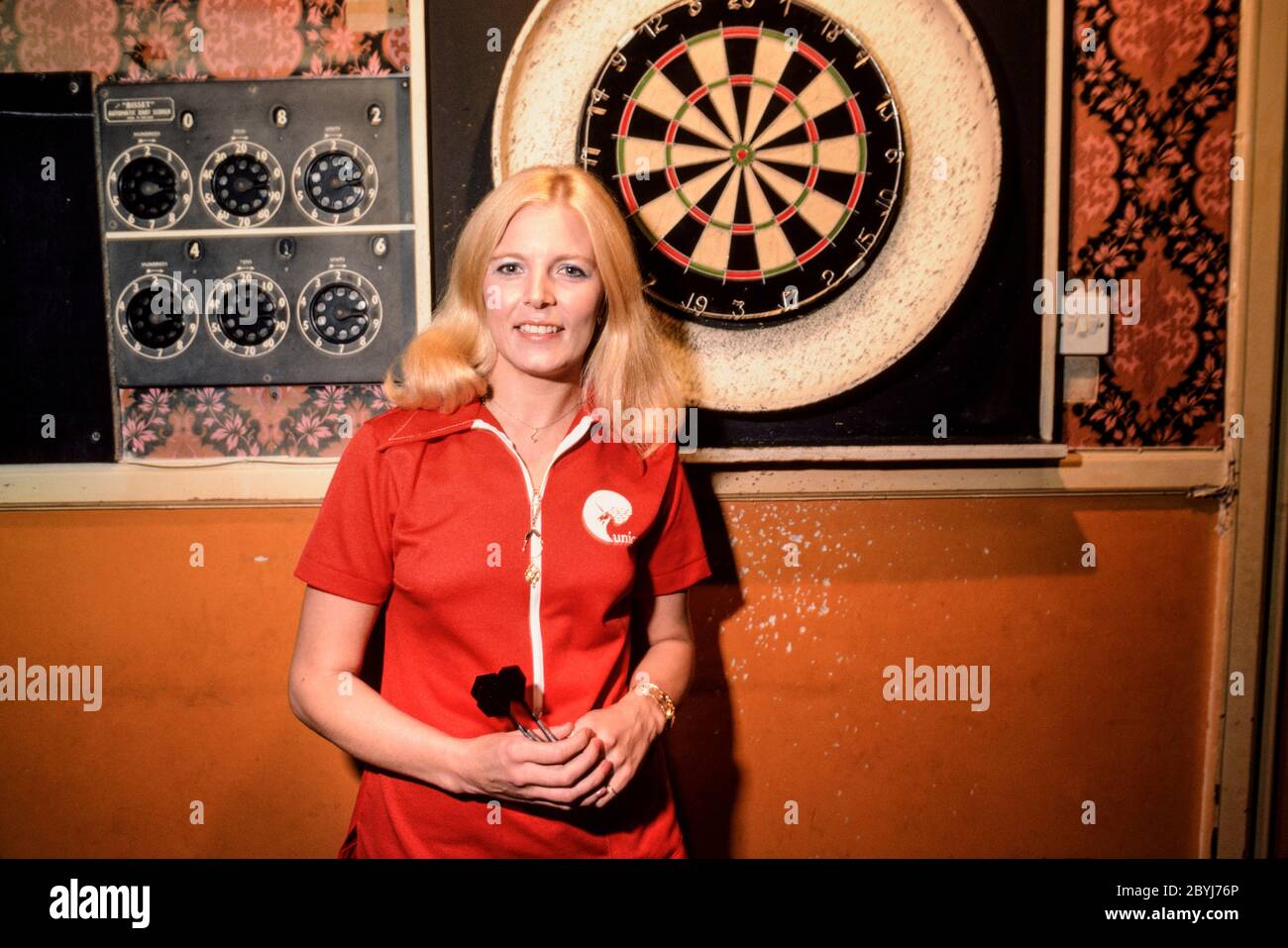 Maureen Flowers number one female darts player 1979 Stock Photo - Alamy