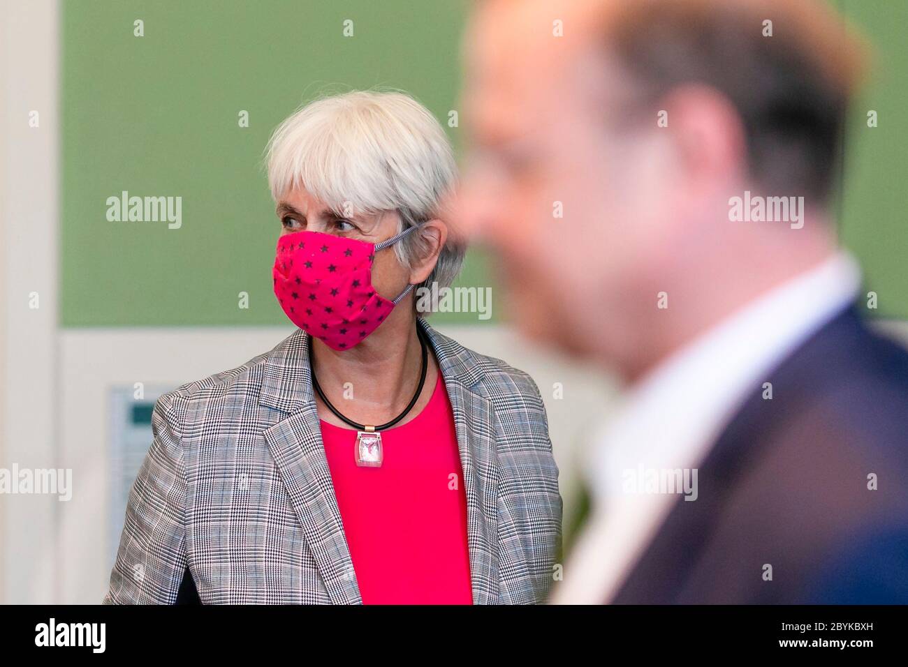 Kiel, Germany. 10th June, 2020. Ulrike Stahlmann-Liebelt, head of the public prosecutor's office in Flensburg, wears a nose-mouthpiece before a meeting of the interior and legal committee in the Kiel state parliament. The aim was to clarify why the main suspect in the case of the British girl Maddie McCann was temporarily released for about four weeks in 2008 due to a judicial breakdown at the Flensburg public prosecutor's office. The German man, who has committed multiple offences, is currently in prison in Kiel for a drug offence. Credit: Frank Molter/dpa/Alamy Live News Stock Photo