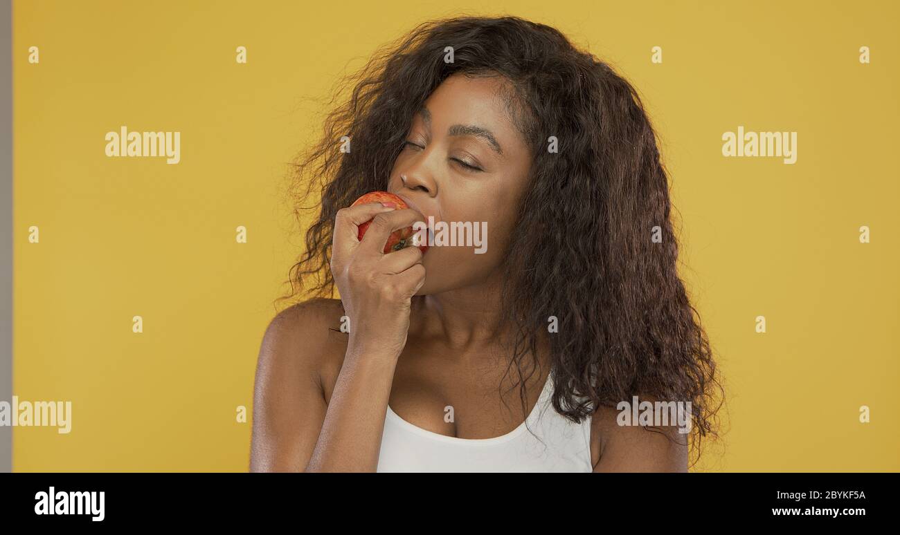 Black woman eating apple hi-res stock photography and images - Alamy
