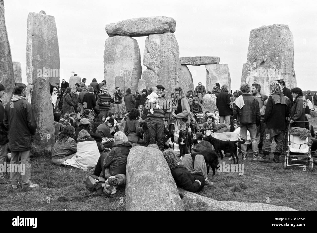 New Age Travellers gather peacefully in the inner circle at Stonehenge following sun rise circa 1990. Wiltshire. UK. Stock Photo