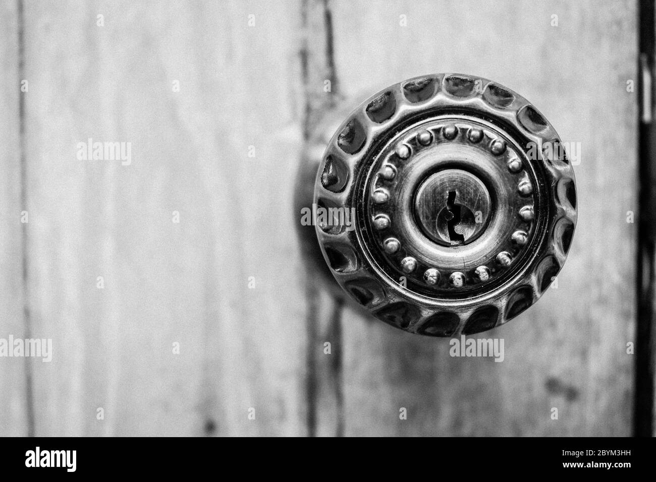 closeup the part of door lock with metal knob on wood Stock Photo - Alamy