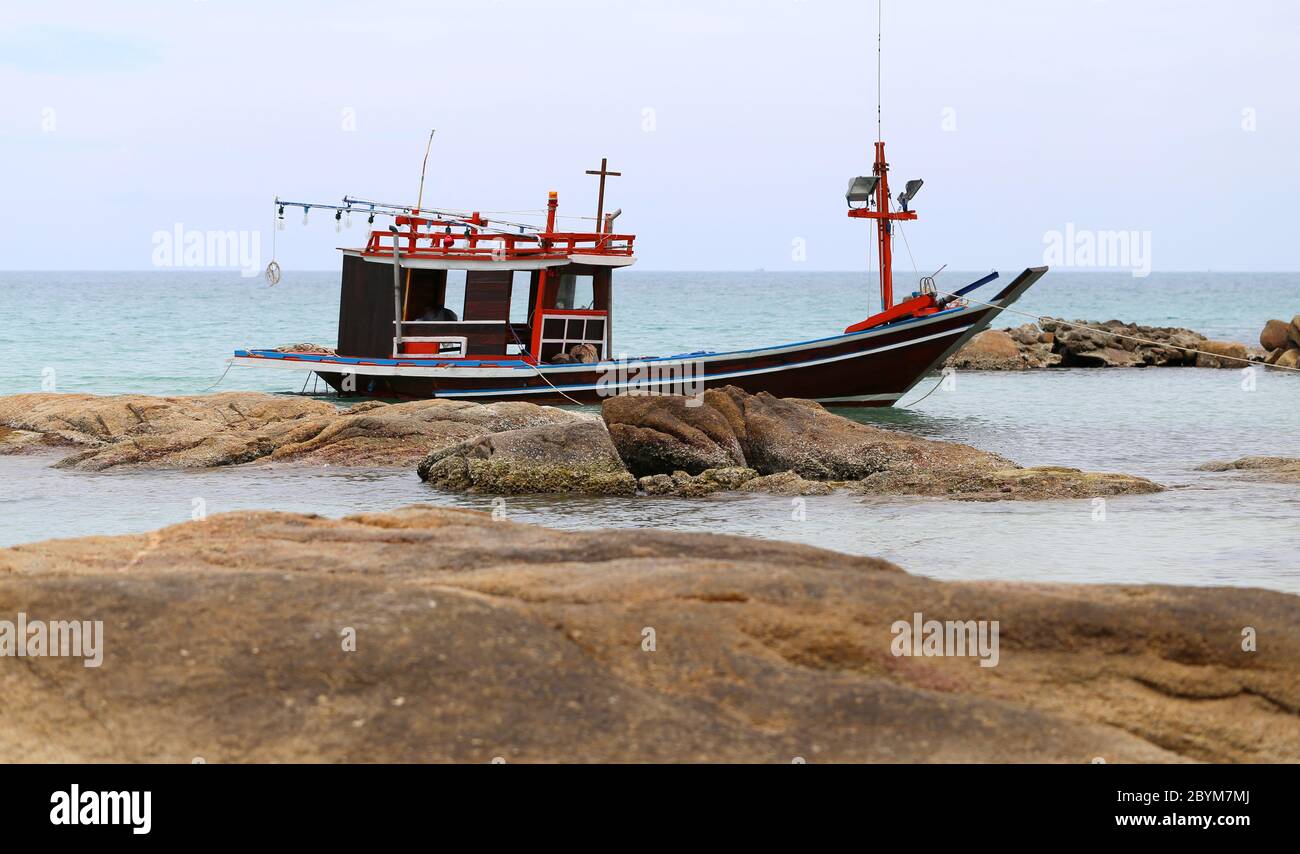 Silhouette small fishing boat hi-res stock photography and images - Alamy