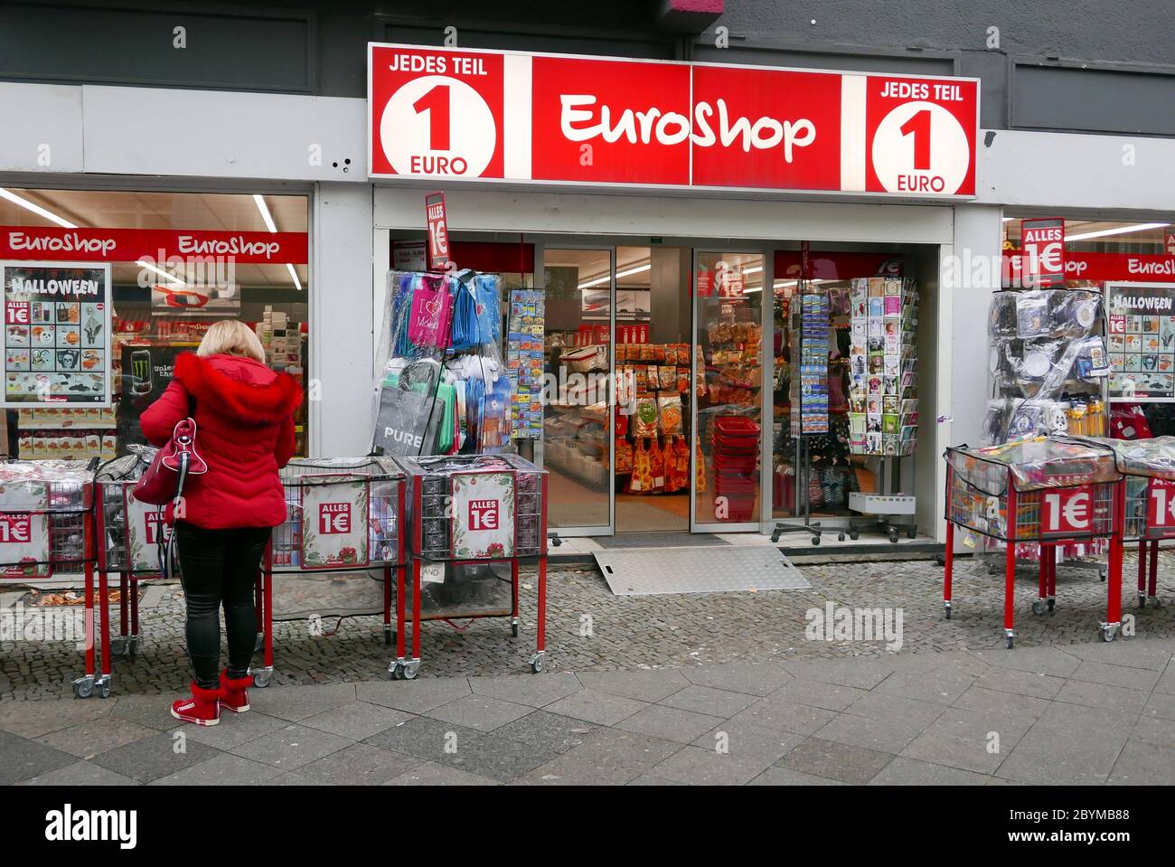 moeilijk Lieve Stapel 11.10.2019, Berlin, Berlin, Germany - 1-Euro-Shop in the district  Schoeneberg. 00A191011D021CAROEX.JPG [MODEL RELEASE: NO, PROPERTY RELEASE:  NO (c) ca Stock Photo - Alamy