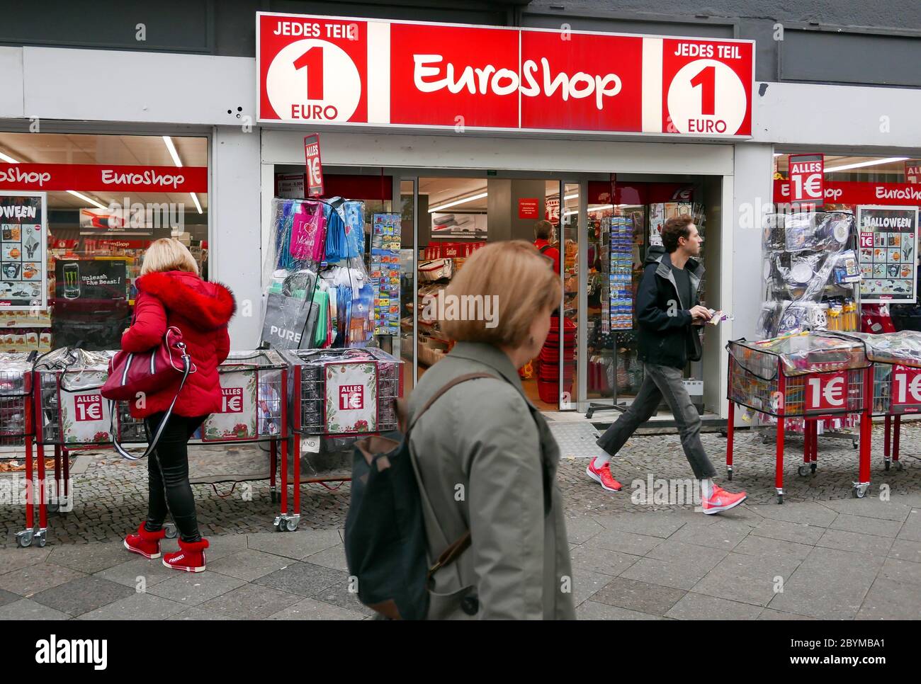 11.10.2019, Berlin, Berlin, Germany - 1-Euro-Shop in the district Schoeneberg. 00A191011D019CAROEX.JPG [MODEL RELEASE: NO, PROPERTY RELEASE: NO (c) ca Stock Photo