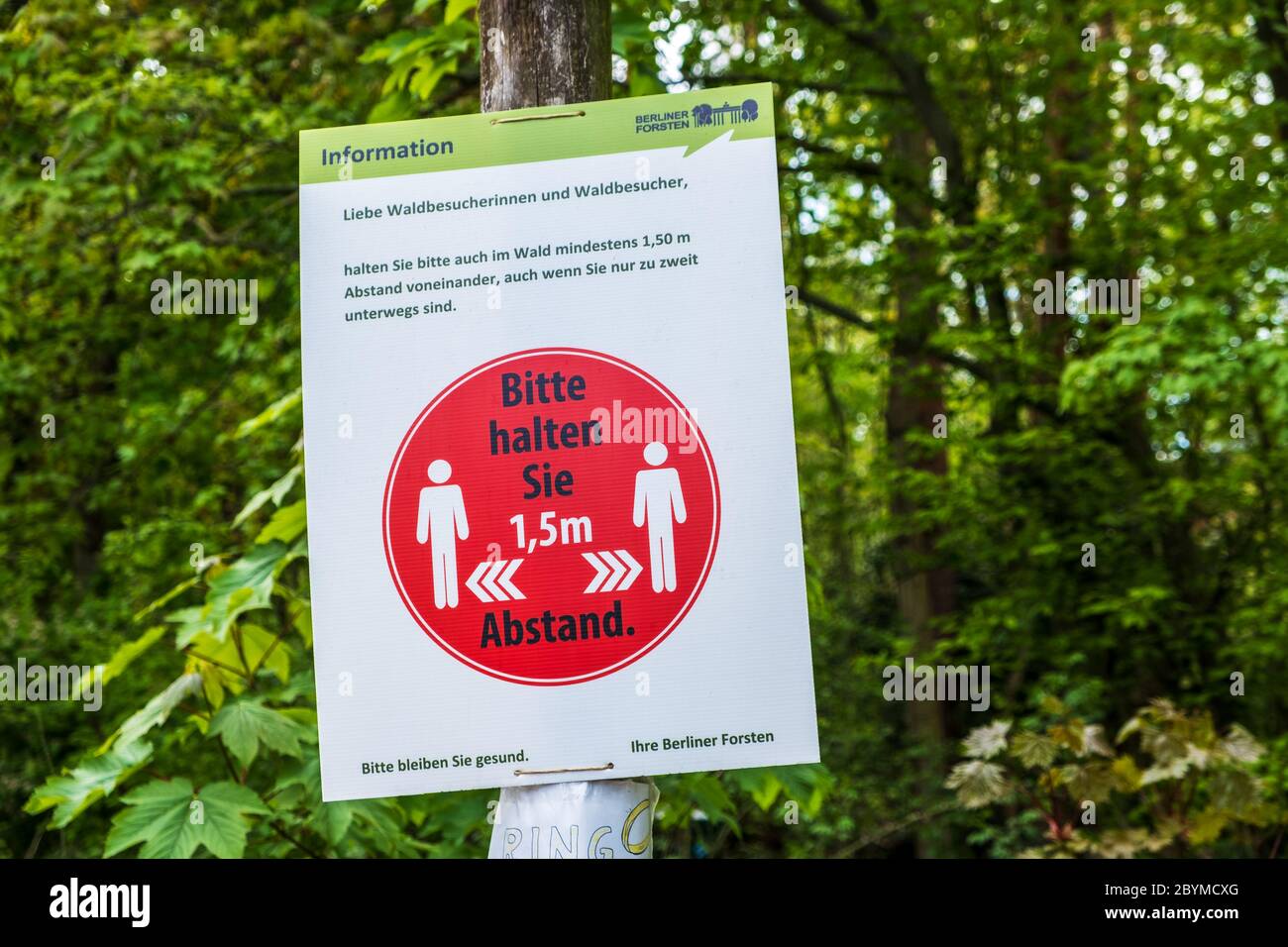 25.04.2020, Berlin, Berlin, Germany - Information board of the Berlin Forests points out the distance rule when visiting the Grunewald in times of Cov Stock Photo