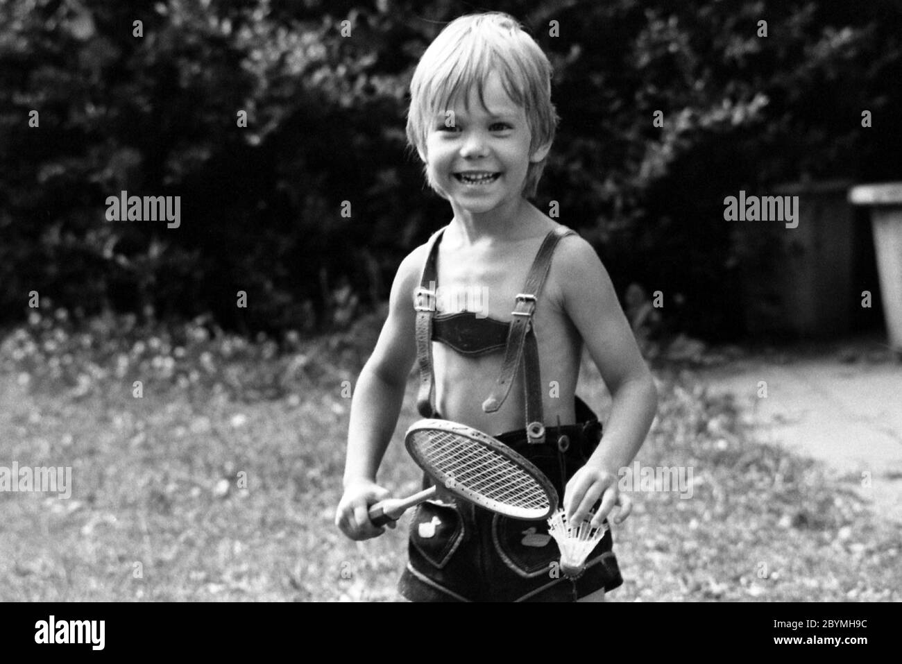 12.03.2019, Berlin, , GDR - Boy playing badminton in a kindergarten. 00S840801D001CAROEX.JPG [MODEL RELEASE: NO, PROPERTY RELEASE: NO (c) caro images Stock Photo
