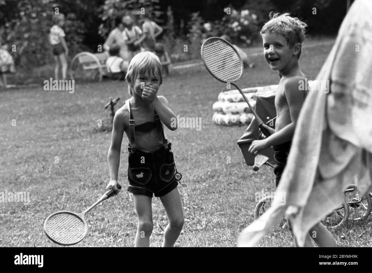 12.03.2019, Berlin, , GDR - Boys playing badminton in a kindergarten. 00S840801D009CAROEX.JPG [MODEL RELEASE: NO, PROPERTY RELEASE: NO (c) caro images Stock Photo