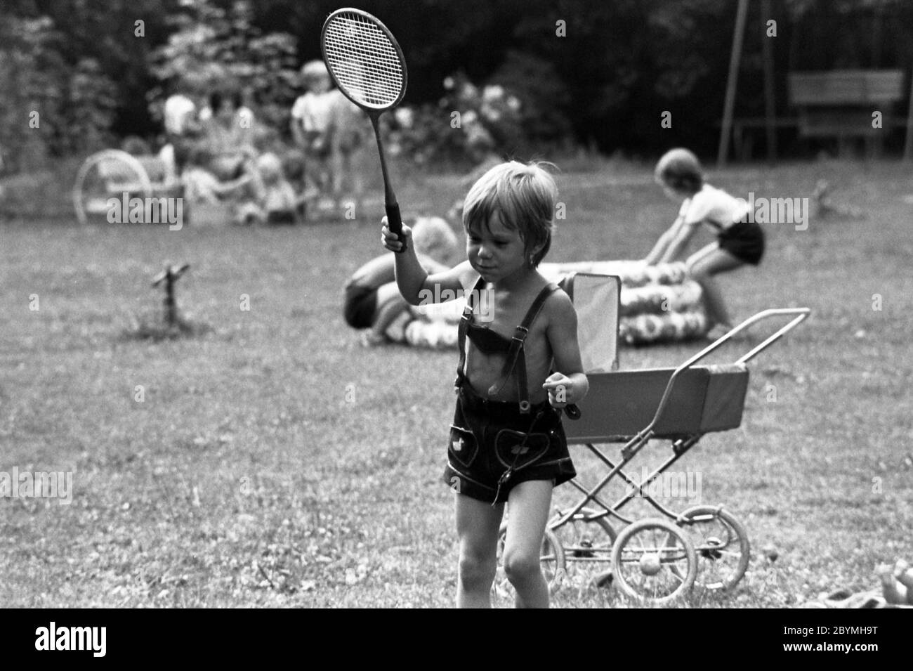 12.03.2019, Berlin, , GDR - Boy playing badminton in a kindergarten. 00S840801D008CAROEX.JPG [MODEL RELEASE: NO, PROPERTY RELEASE: NO (c) caro images Stock Photo