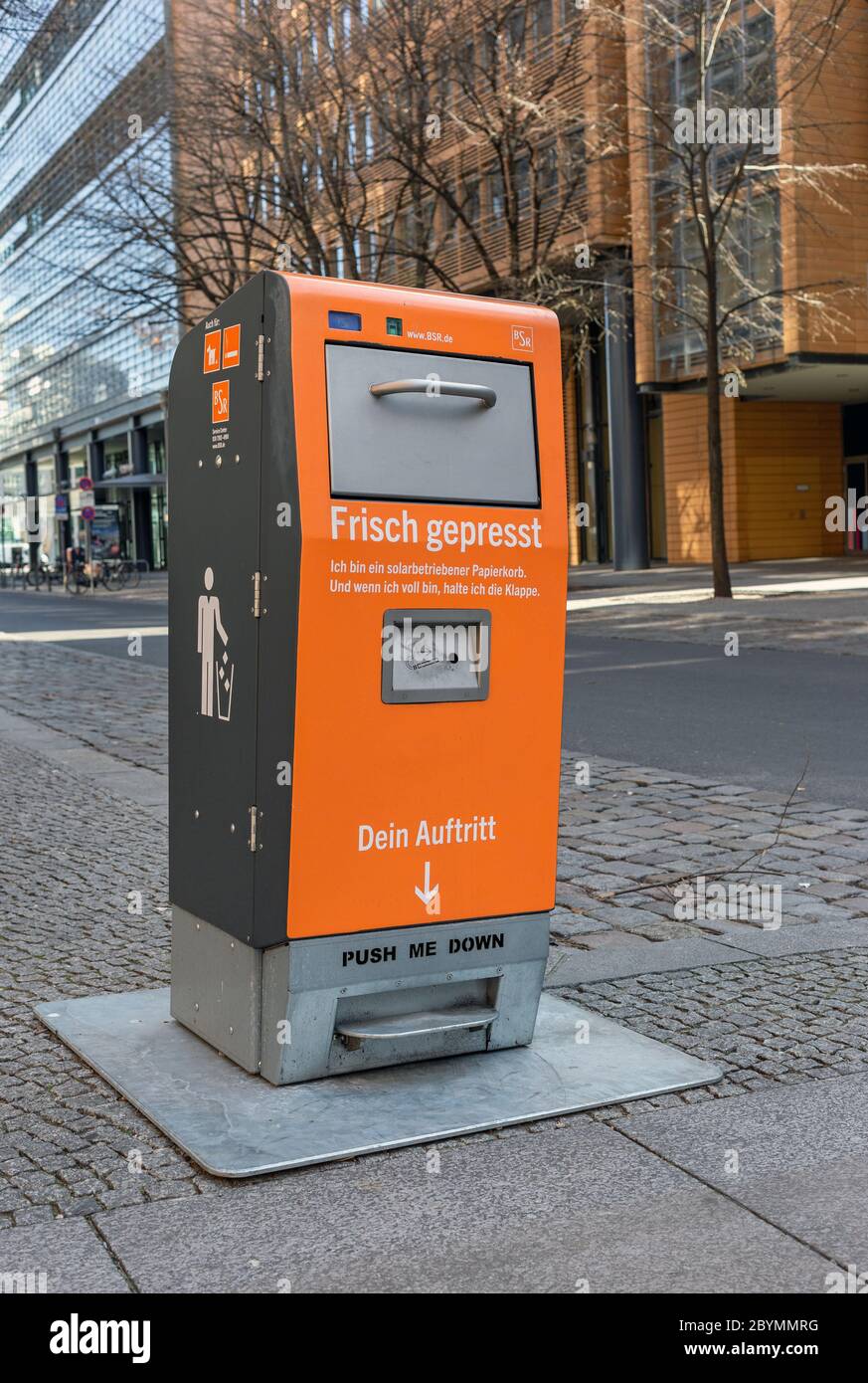 '04.04.2020, Berlin, Berlin, Germany - Solar-powered garbage can of the Berliner Stadtreinigung. Stadtreinigung BSR has installed a total of 34 solar- Stock Photo