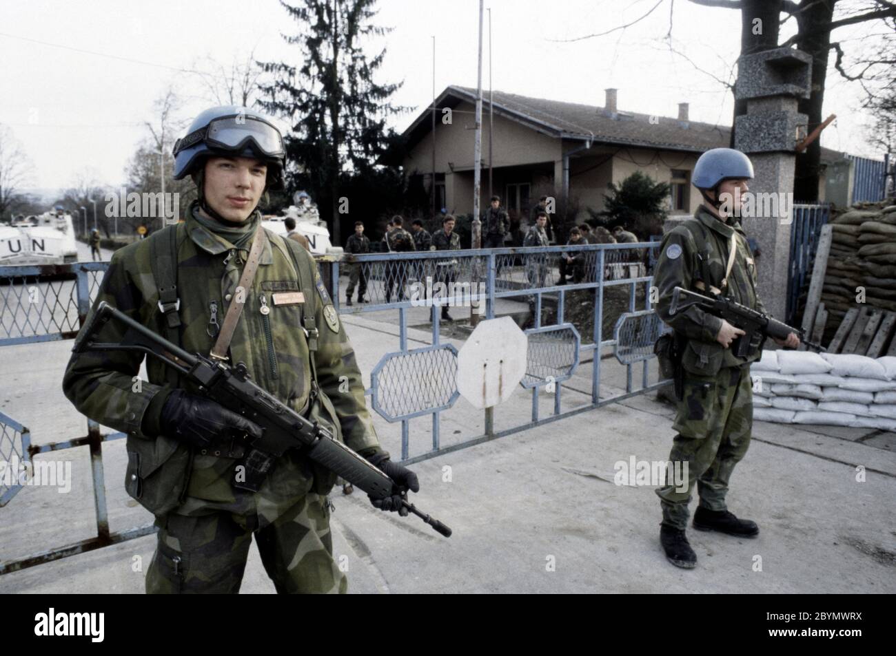 7th March 1994 During the war in Bosnia: Swedish soldiers of Nordbat 2 stand guard at the gates to Tuzla Airport. Stock Photo