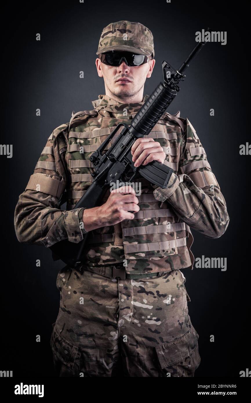Modern soldier with rifle Stock Photo - Alamy