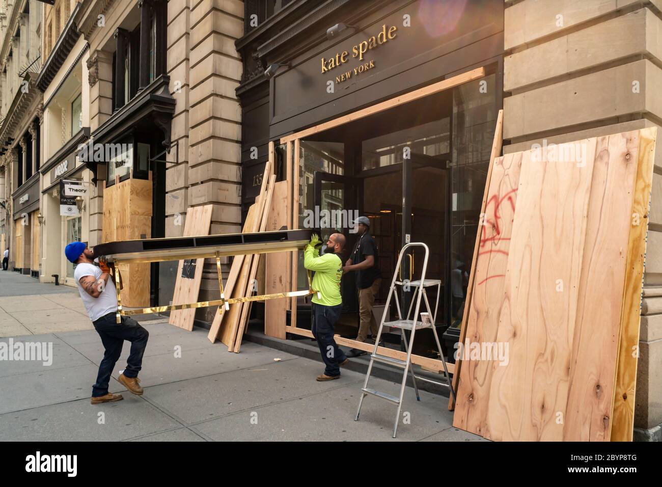 Workers remove fixtures from a Kate Spade store in the Flatiron neighborhood in New York after looting and vandalization associated with the protests related to the death of George Floyd, seen on Wednesday, June 3, 2020. (© Richard B. Levine) Stock Photo