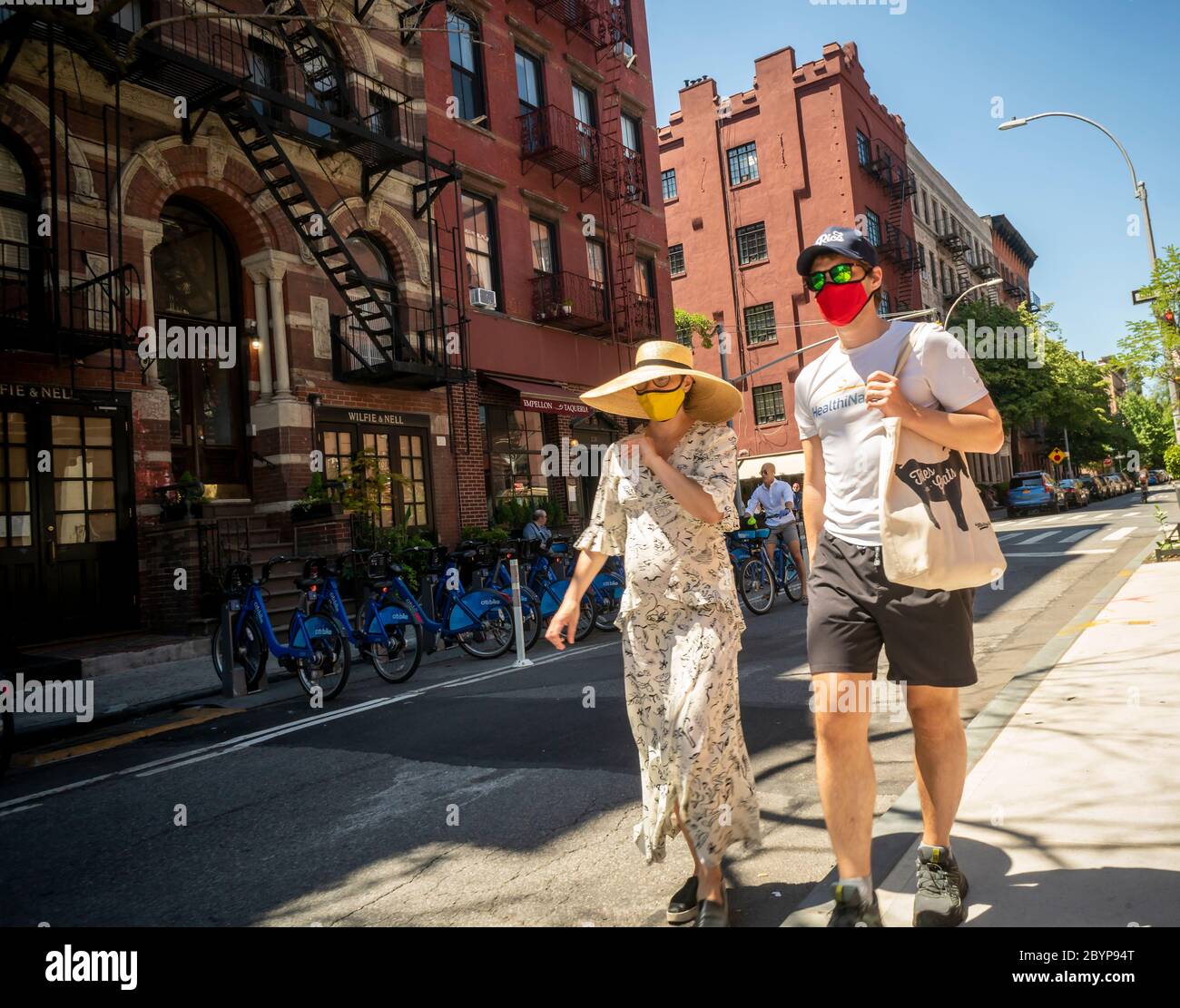 Masked couple in New York on Saturday, May 30, 2020. (© Richard B. Levine) Stock Photo