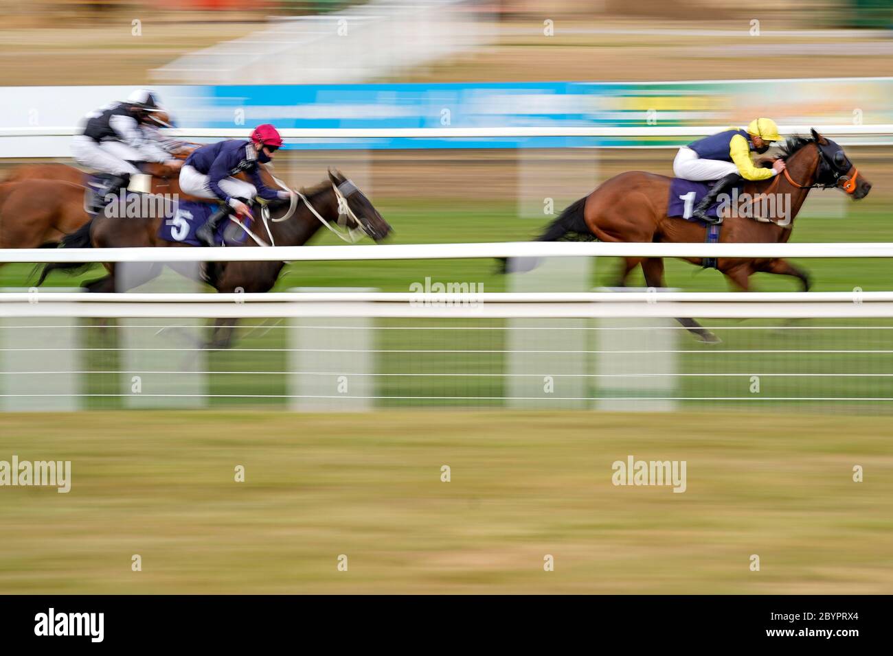 Mythical Madness ridden by James Doyle (right) wins The attheraces.com Handicap at Great Yarmouth Racecourse. Stock Photo