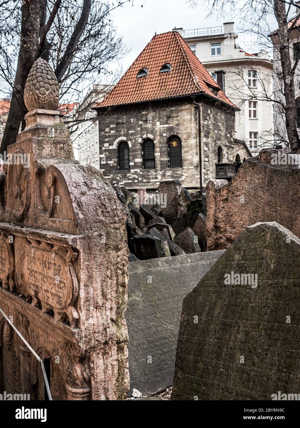 Old Jewish cemetery with the Ceremonial Hall in the background, Prague, Czech Republic Stock Photo