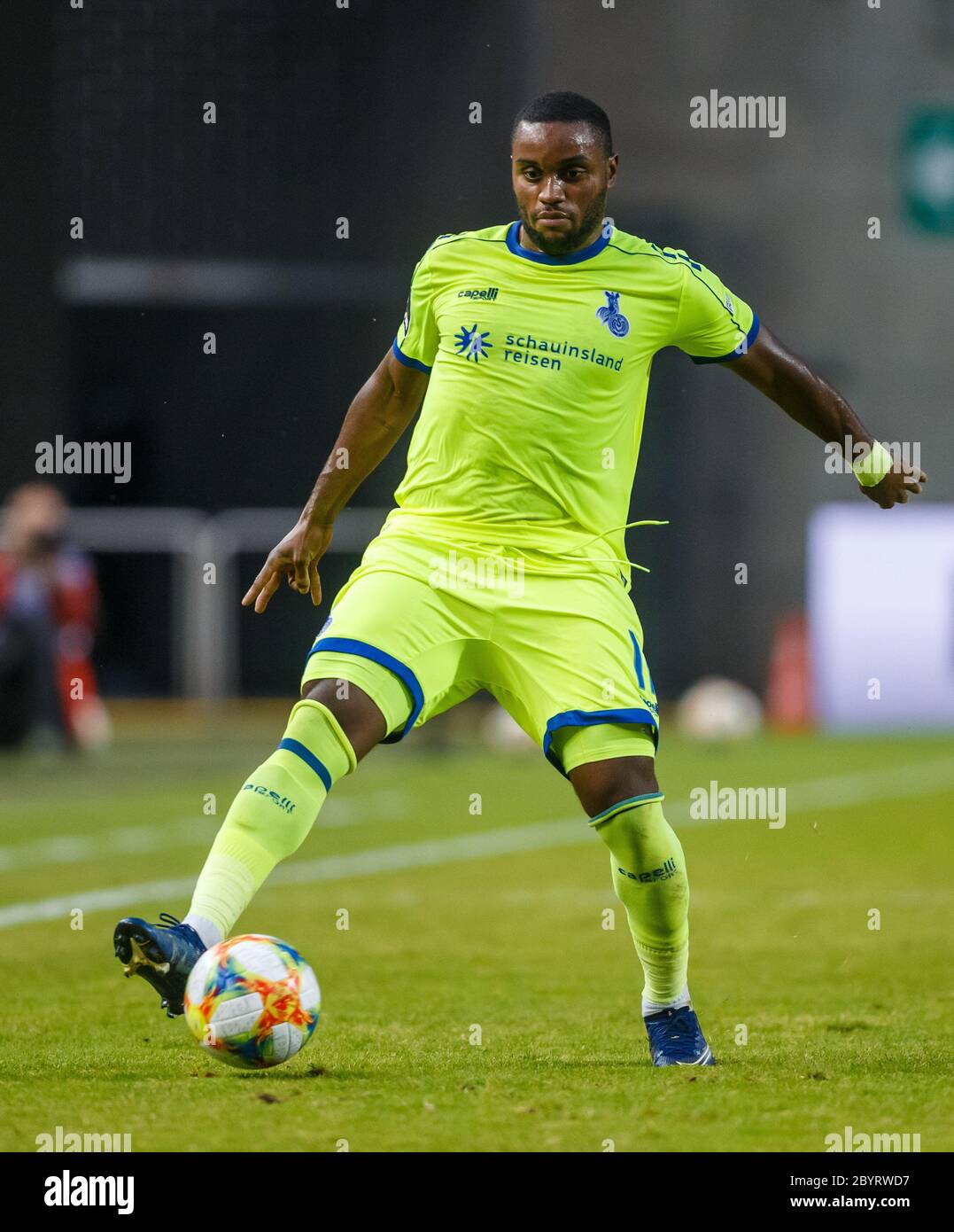 Kaiserslautern, Deutschland. 10th June, 2020. firo, sport: soccer: 3.  Bundesliga, 3.Liga: season 19/20: 31.matchday, 10.06.2020, 1.FC  Kaiserslautern - MSV Duisburg, Arnold Budimbu (MSV Duisburg) with Ball  Neis/Eibner/Pool/EDITORIAL USE ONLY For ...