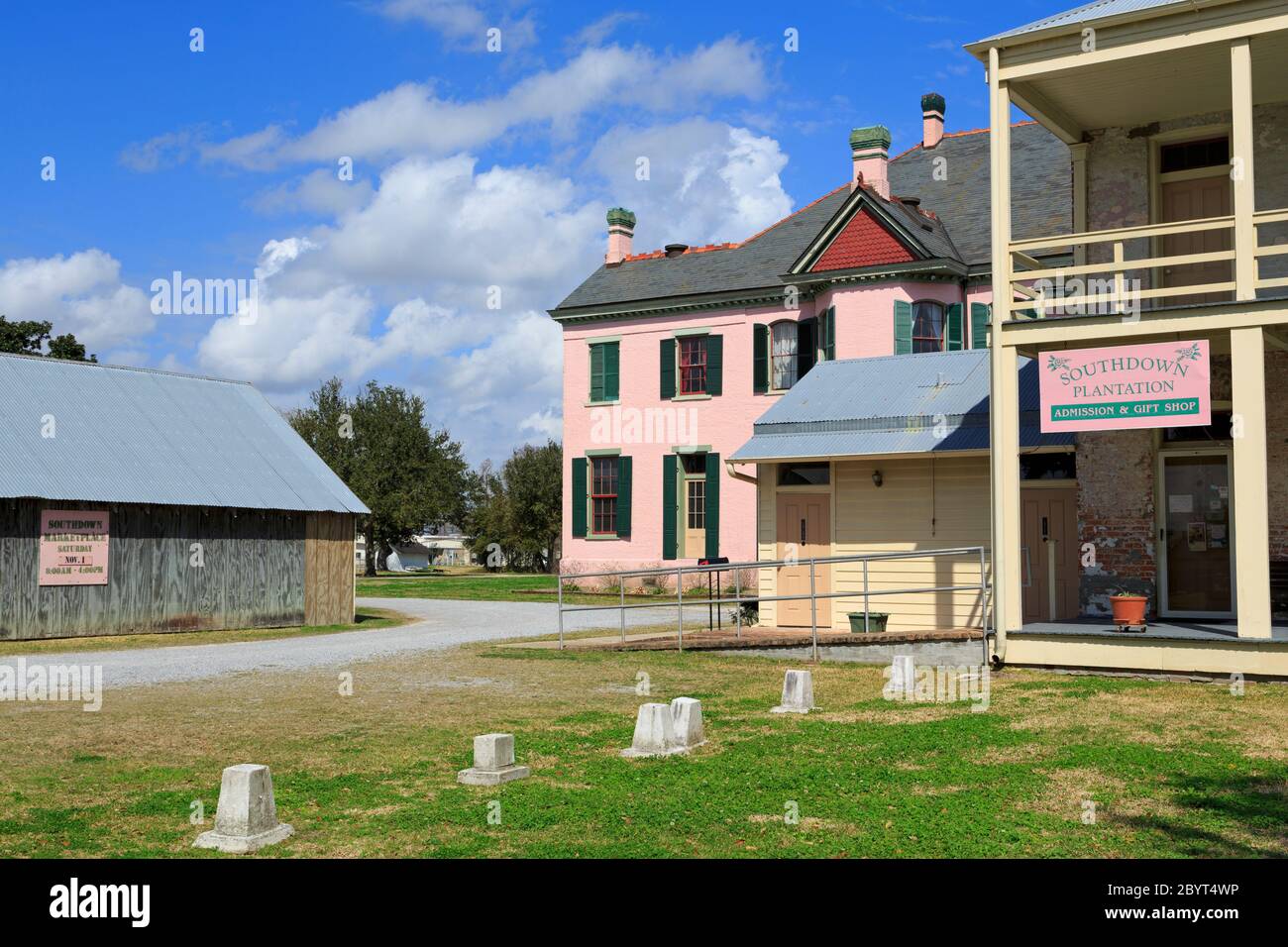 https://c8.alamy.com/comp/2BYT4WP/southdown-plantation-museum-houma-louisiana-usa-2BYT4WP.jpg