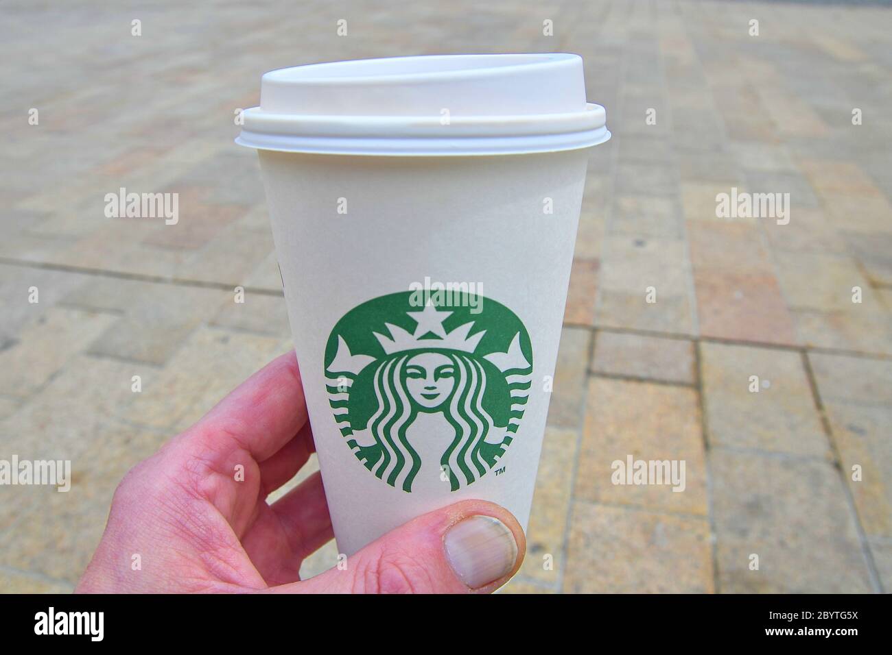 https://c8.alamy.com/comp/2BYTG5X/bratislava-slovakia-june-8-2020-an-unidentified-man-hand-holding-a-cup-of-beverage-from-starbucks-cafe-2BYTG5X.jpg
