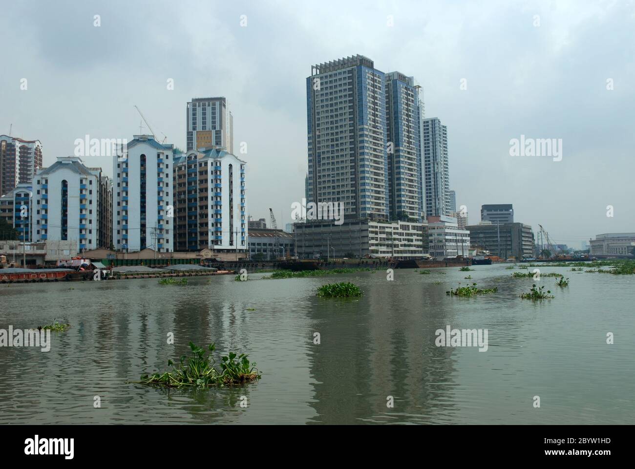Apartments, Pasig River, San Nicolas, Manila, Philippines. Stock Photo
