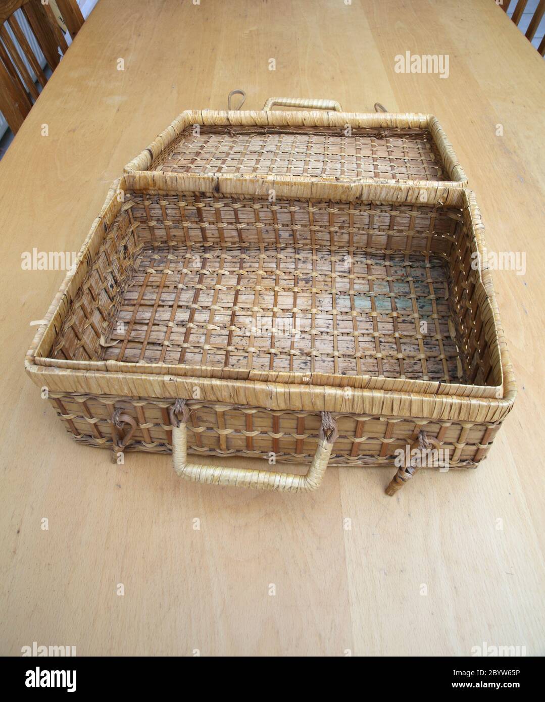 Wicker Picnic Basket Stock Photo - Alamy