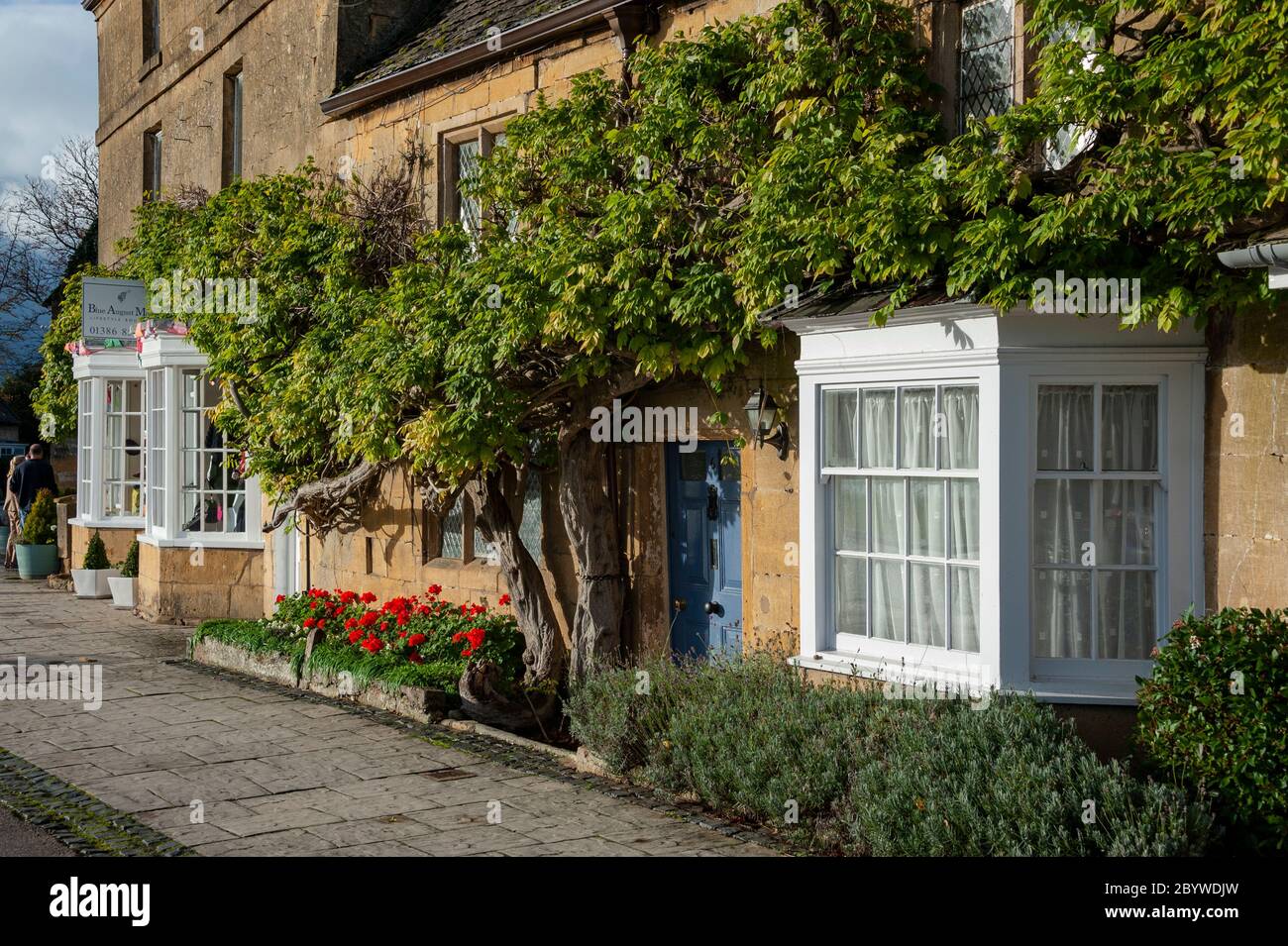 Cottage on the main street, Broadway, Worcestershire Stock Photo Alamy