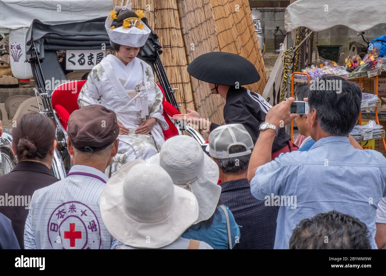 Japanese bride arriving by rickshaw at the Itako Suigo Iris Festival, Ibaraki, Japan Stock Photo
