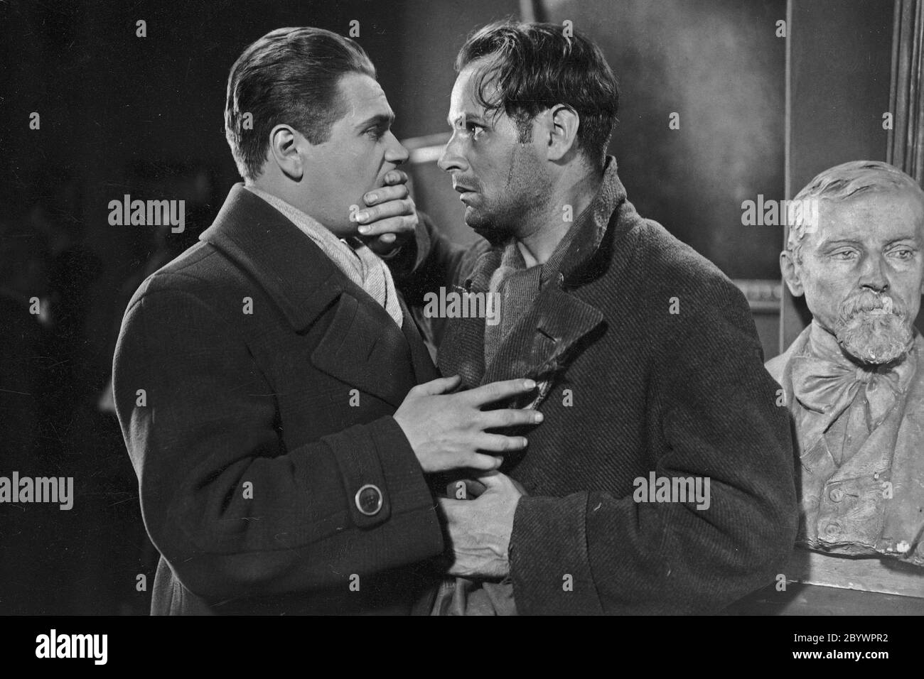 Eugeniusz Bodo as Franciszek and Victor Varconi (right) as sculptor Czesław in one of the scenes of the film Kult ciała (1930) Stock Photo