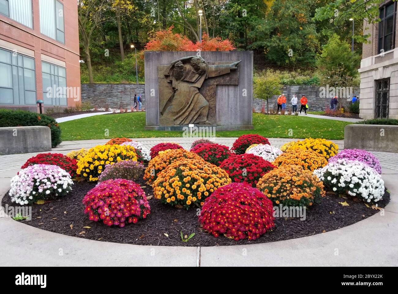 New York, U.S.A - September 29, 2019 - Beautiful garden by the statue near Syracuse University Stock Photo