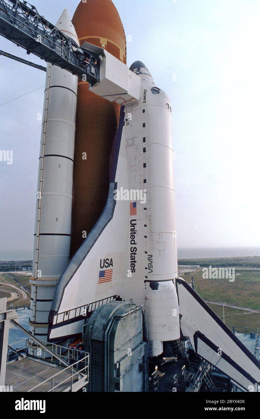 KENNEDY SPACE CENTER, FLA. - The White Room is seen at the upper left where  the astronauts enter the Space Shuttle for flight. The Rotating Service  Structure has been retracted at KSC's