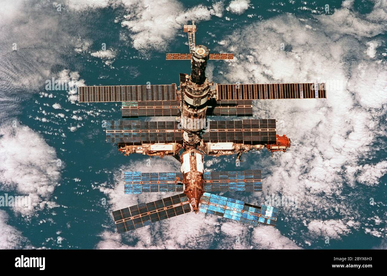 Mir org. В тихом океане затоплена орбитальная станция «мир». 1986 Запущена Советская орбитальная станция «мир». Затопление орбитальной станции «мир». Станция мир 2001.