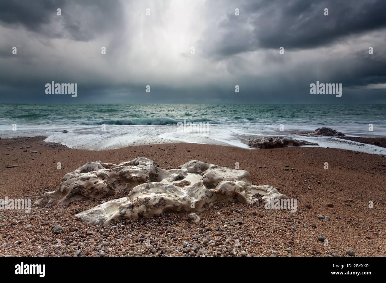 Rocky ocean coast dark hi-res stock photography and images - Alamy
