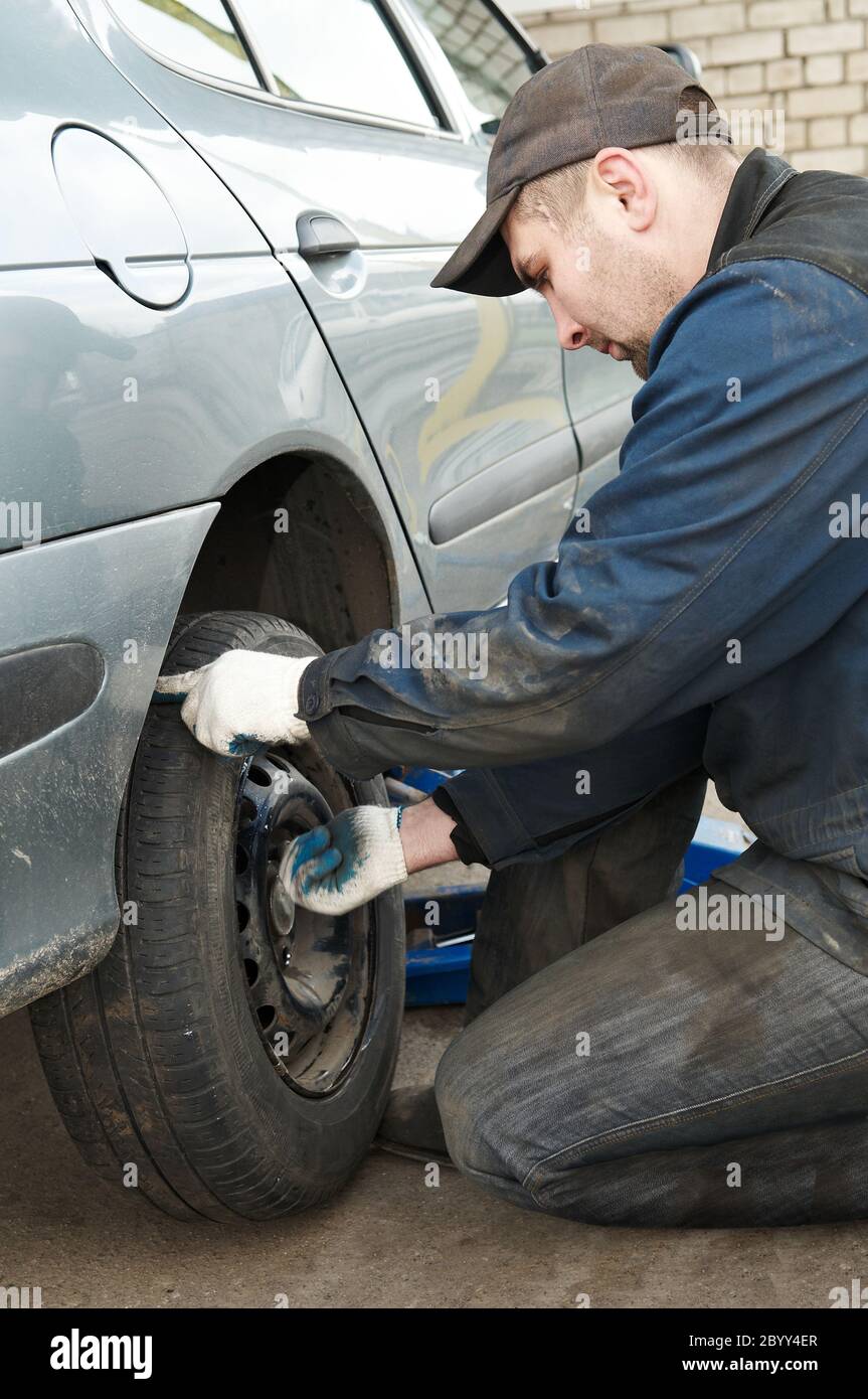 machanic repairman at tyre replacement Stock Photo